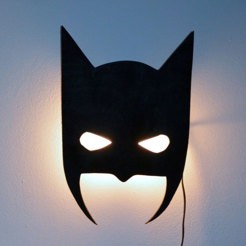 Designerska drewniana lampka nocna z Batmanem
